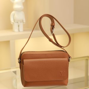 Dimensions: 18 x 9 x 24 cm (height x width x length)